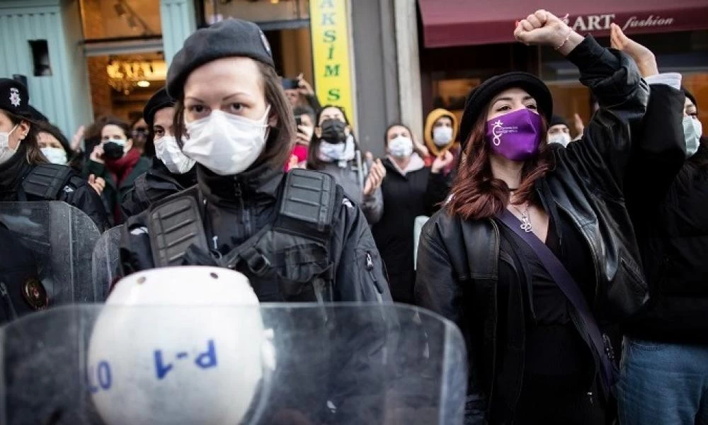 Κωνσταντινούπολη: Οι γυναίκες διαδηλώνουν ενάντια στη βία